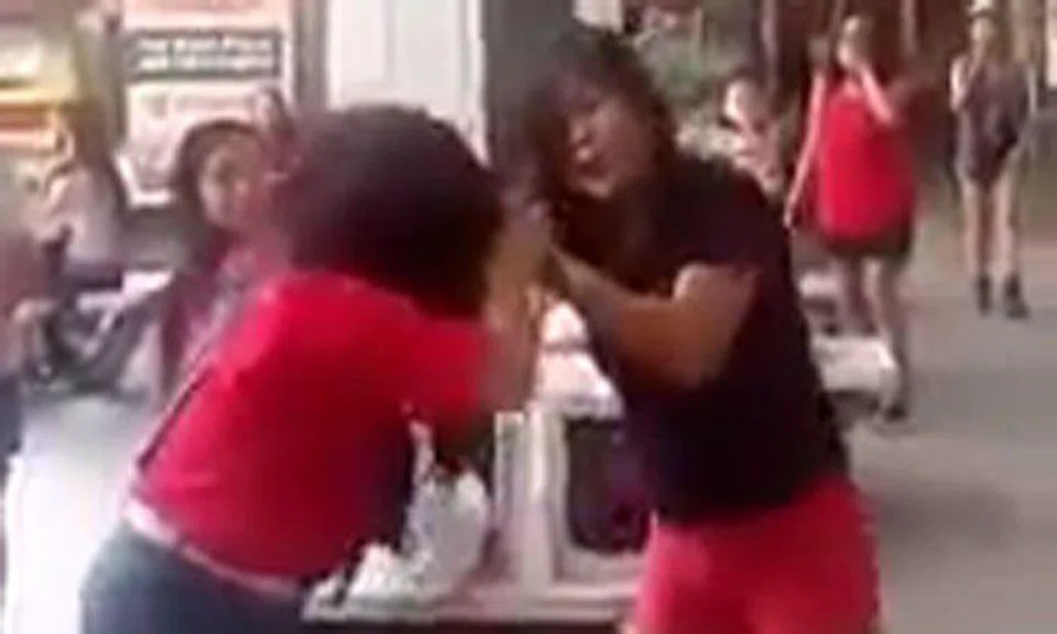 Catfight breaks out at Far East Plaza