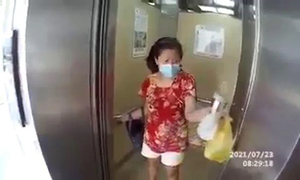 Woman refuses to let delivery rider enter Hougang HDB lift: "I don't share lift"