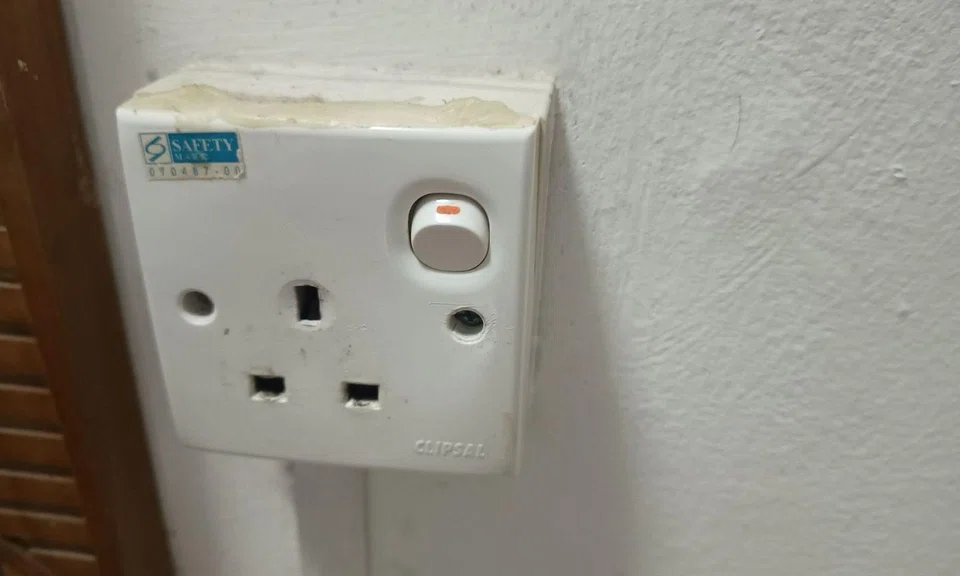 A Facebook user complained that he was not provided with an adaptor at a Singapore hotel.