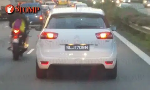 Driver of Citroën of SLJ1709 refuses to give way to ambulance -- despite siren and horn blaring