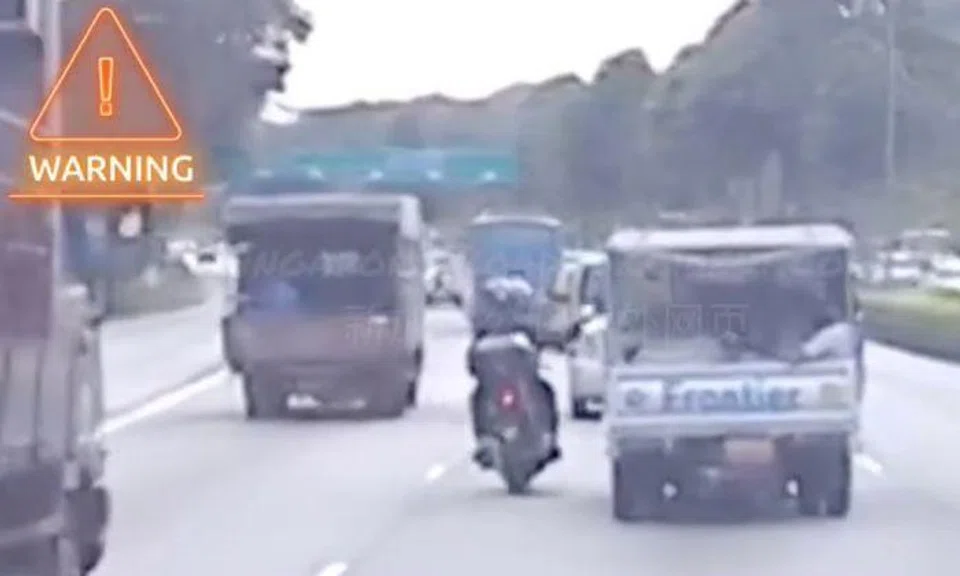 'Fierce sia': Motorcyclist hits lorry's side mirror until it breaks off