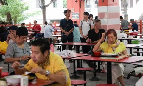 The NEA had announced that from Thursday, NEA and Singapore Food Agency enforcement officers will record the particulars of diners who do not return their used trays, crockery and other litter, instead of first reminding them to do so before issuing a written warning for non-compliance. Photo: Lianhe Zaobao