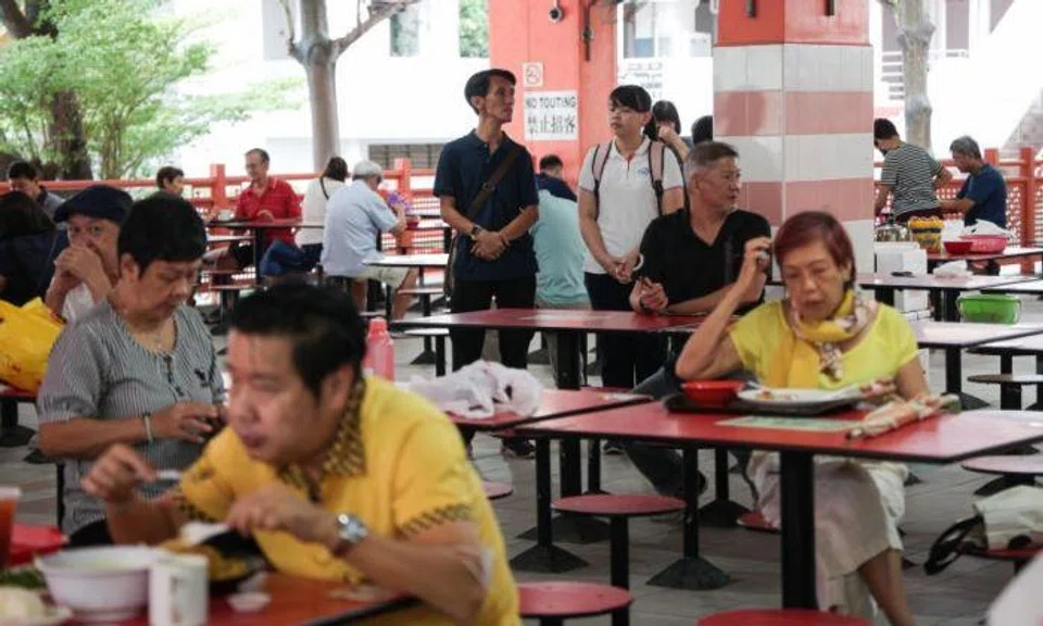 The NEA had announced that from Thursday, NEA and Singapore Food Agency enforcement officers will record the particulars of diners who do not return their used trays, crockery and other litter, instead of first reminding them to do so before issuing a written warning for non-compliance. Photo: Lianhe Zaobao