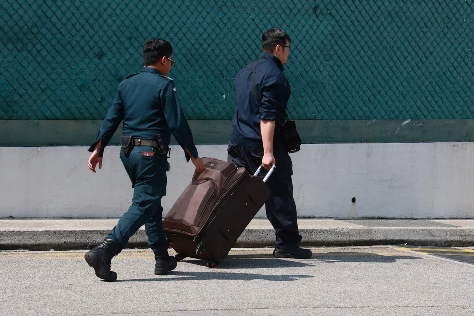 The black suitcase was about 25 inches in size. PHOTO: SHIN MIN DAILY NEWS