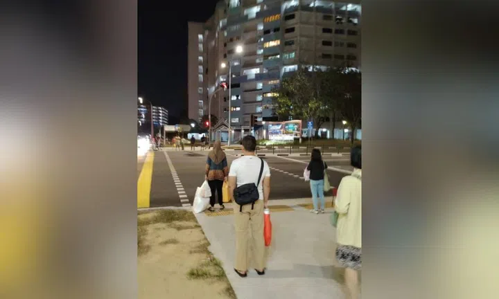 tampines resident buys meal for elderly woman who asked for $1