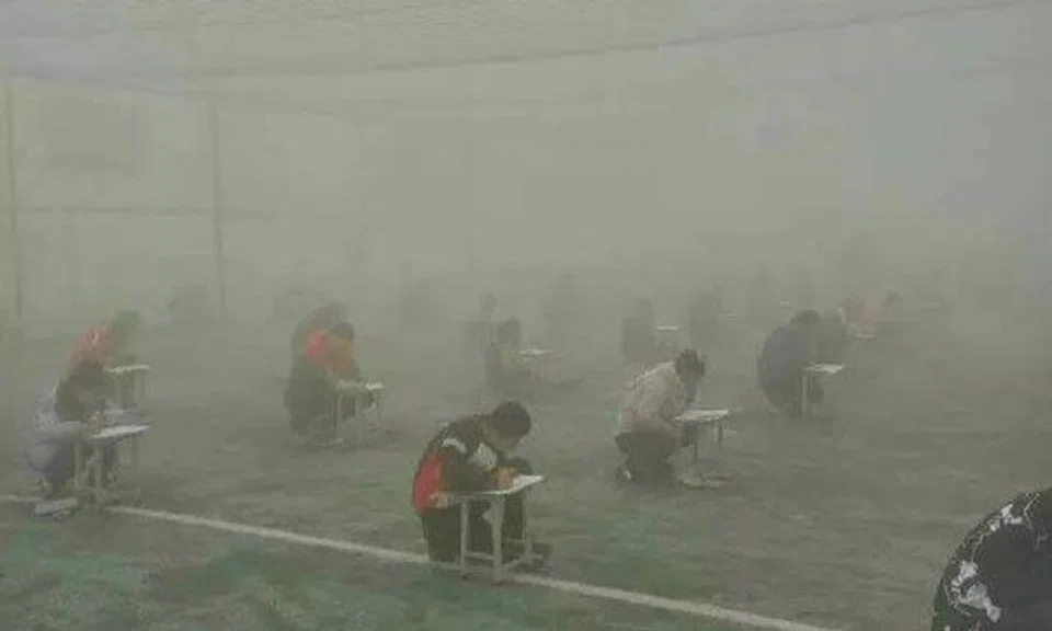 400 Chinese students forced to take exam outdoors in heavy smog