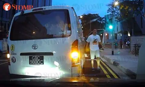 Van driver dangerously swerves in front of Stomper, blocks his way and hurls vulgarities 
