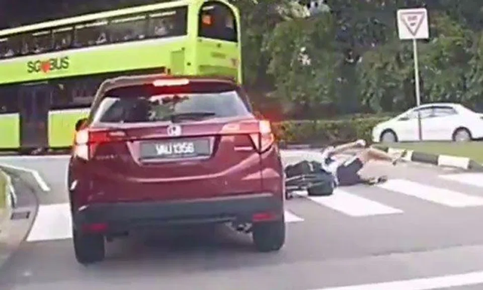 Car fails to stop at pedestrian crossing and knocks over cyclist