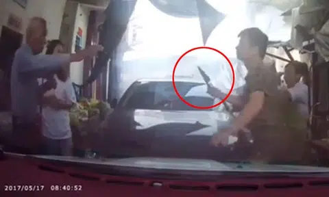 Angry driver in China uses knife to threaten motorist who blocked him and hits her car 6 times