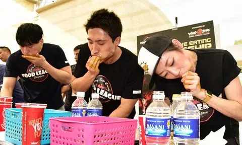 Personal trainer finishes 92 chicken wings in 8 minutes during contest -- then says he's only 40% full