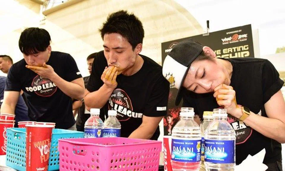Personal trainer finishes 92 chicken wings in 8 minutes during contest -- then says he's only 40% full