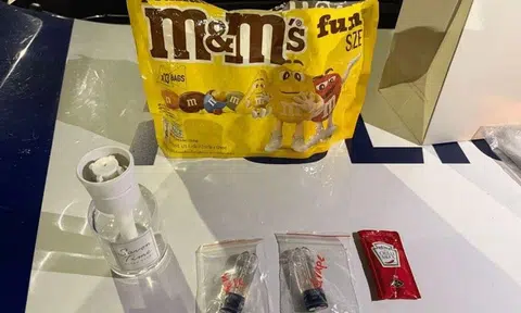 A courier discovered a parcel containing vape pods when the recipient accidentally exposed its contents.