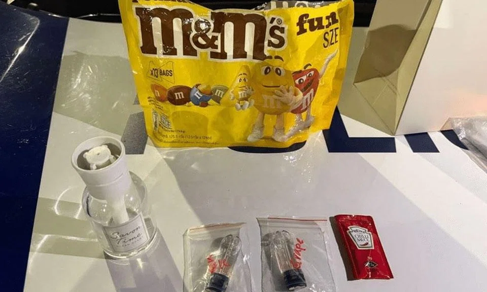 A courier discovered a parcel containing vape pods when the recipient accidentally exposed its contents.