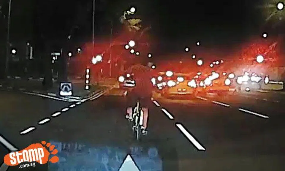 Look at this idiot cyclist doing hands-free stunt on road