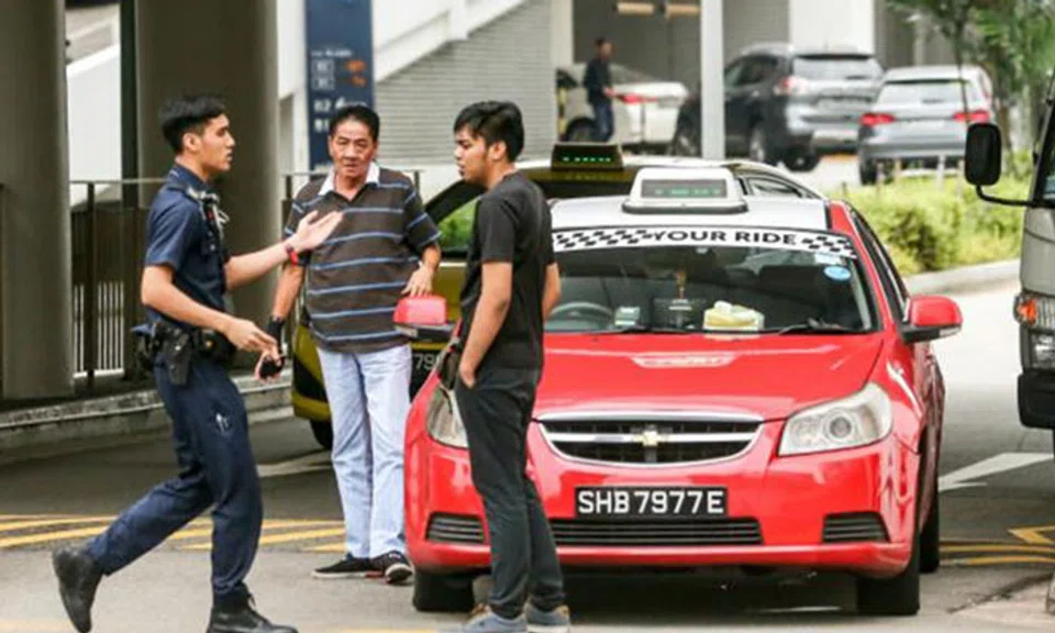 An officer attempting to mediate the argument between Mr Wu (center) and the motorist (rightmost). 