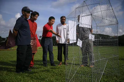 Mr Desmond Lee (third from left), Minister for Education, and Mr Firdaus Sani (second from left), founder of Orang Laut SG, tour a display of traditional fish traps at West Coast Park.