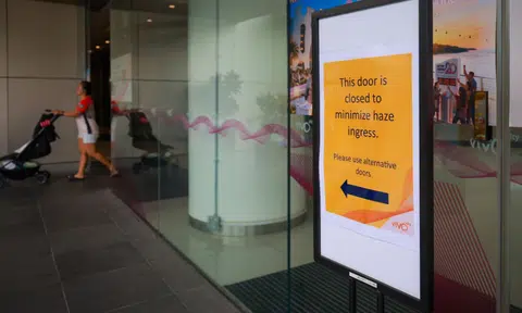 Singapore malls shut automated doors to keep haze out