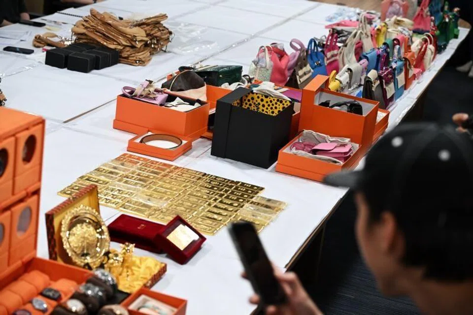 A total of 466 luxury items and 58 pieces of gold bars from the $3 billion money laundering case have been handed over by police to professional services firm Deloitte