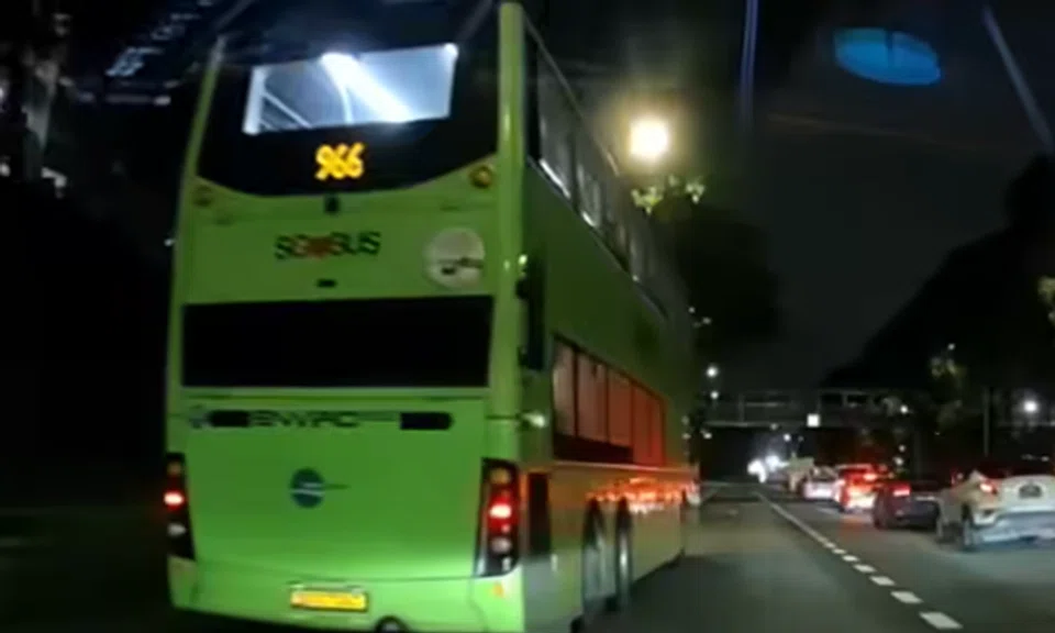 bus uses road shoulder to overtake vehicle