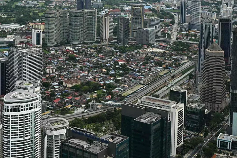 Tourist alleges police extortion in Kuala Lumpur, sparking outrage among netizens.