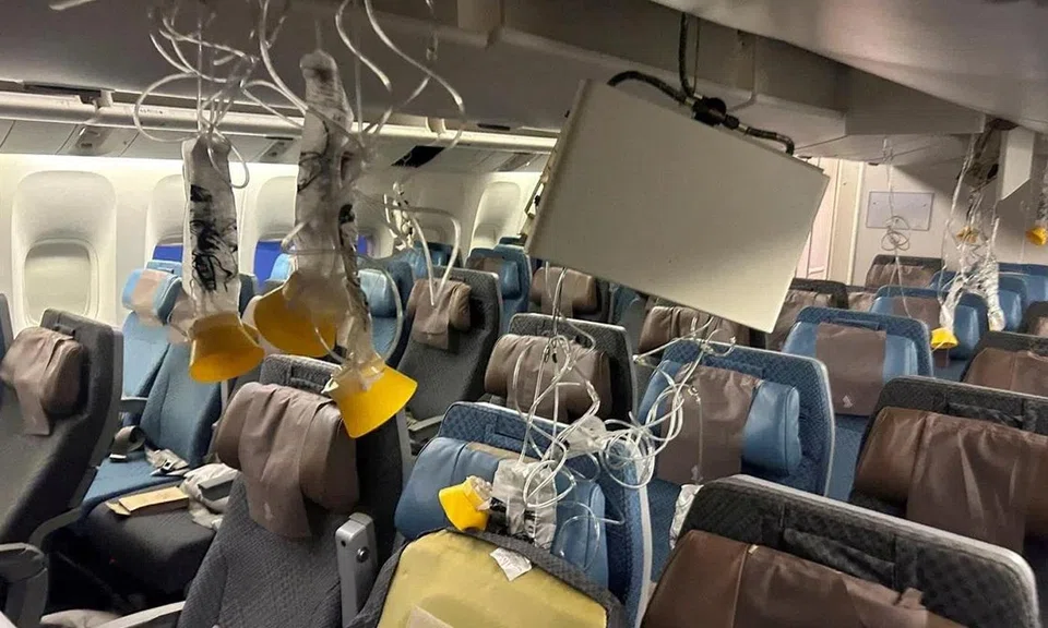 Singapore Airlines flight SQ321 turbulence
