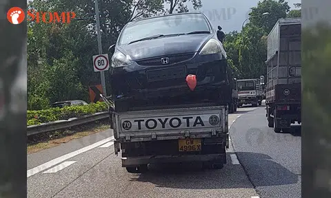 Surely there's a better way to transport this car than using a pick-up truck?