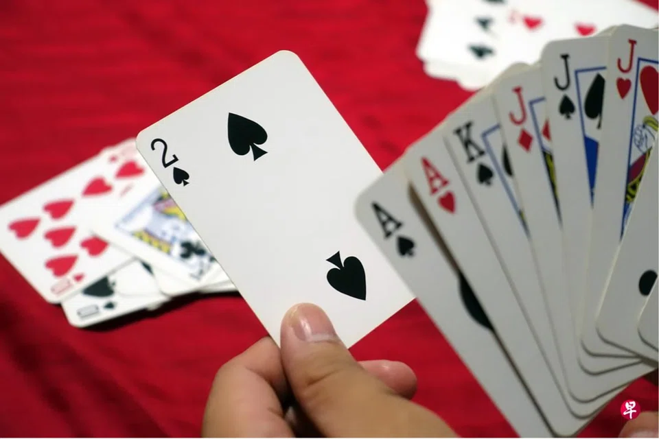 Luo Shaowen resorted to robbery after losing all his money at the gambling tables. 