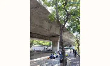 Singaporean man falls Bangkok expressway taxi