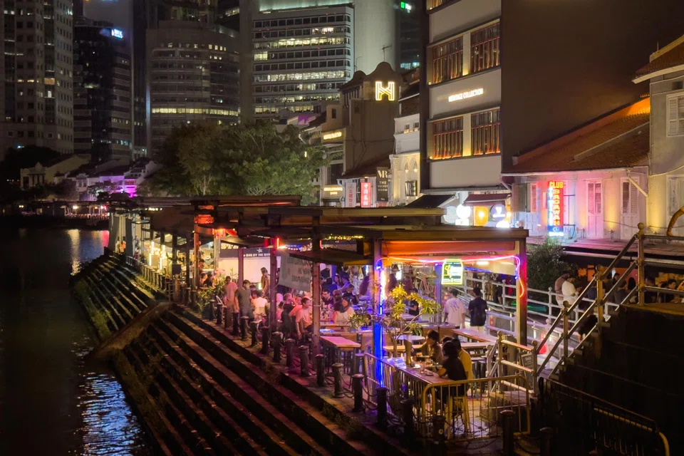 Restaurant-bars, pubs, bars and nightclubs in the area can apply to extend their operating hours till 4am on Thursdays and Fridays.