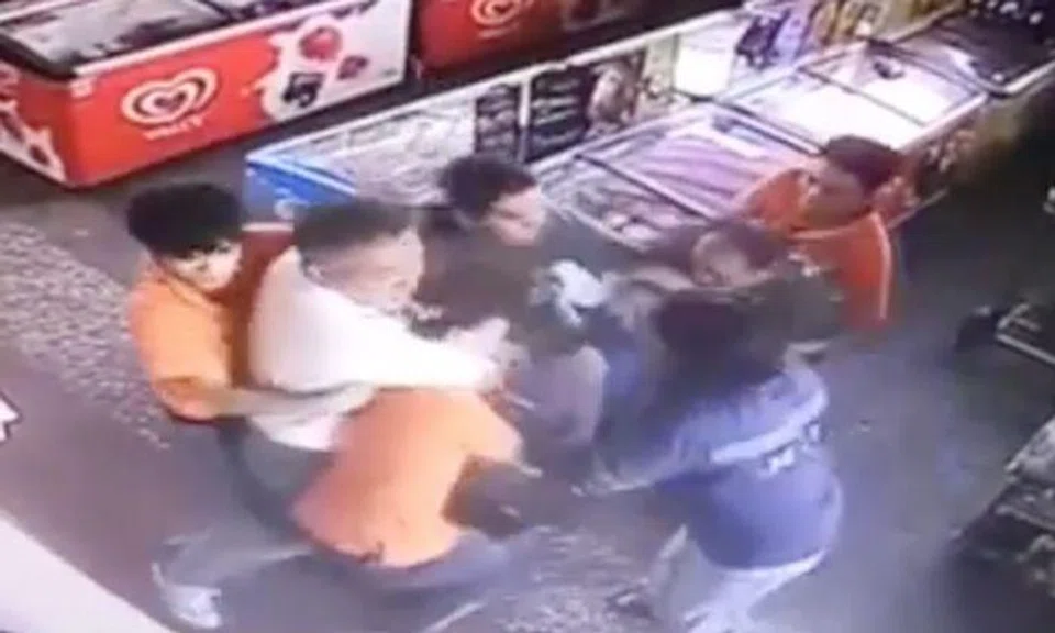  Malaysian uncle headlocks and punches supermarket employee over parking dispute