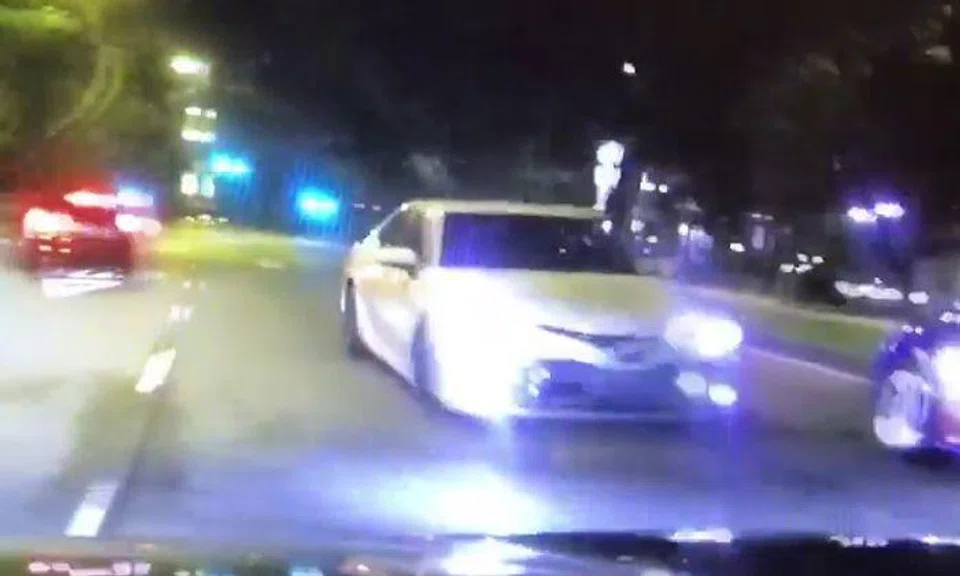 Maniac driver goes against traffic and nearly collides with multiple cars along Upper Thomson Road