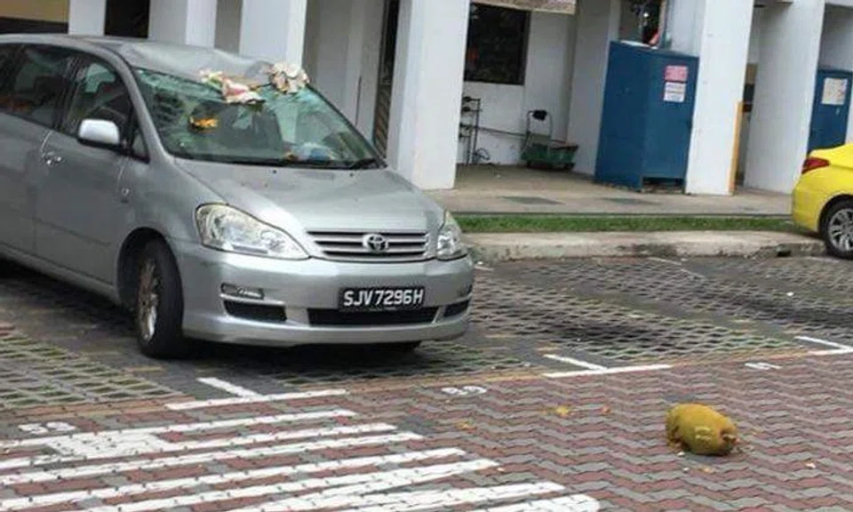 Smashed windscreen as car gets jack'ed in Ghim Moh carpark
