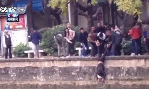Elderly man escapes death in Kunming river -- thanks to passers-by who form human ladder