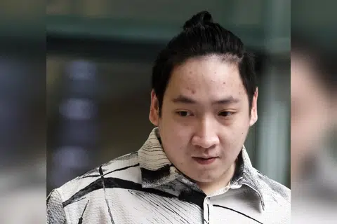 Pregnant woman strangled, trapped by boyfriend climbs out window to escape