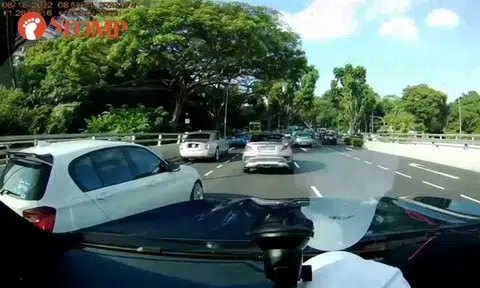 Car 'forcefully' cuts into lane of another at Alexandra Road