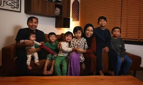 Amirudin Mohd Zain and Aszafirah Abu with their six children