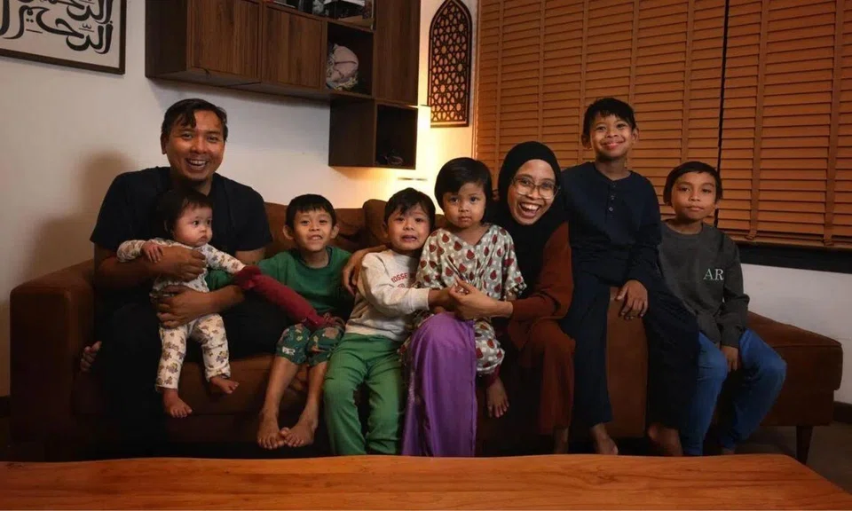  Amirudin Mohd Zain and Aszafirah Abu with their six children