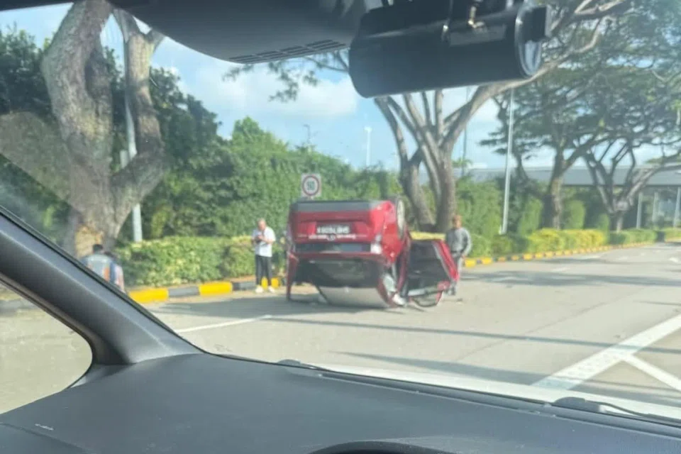 A Facebook user posted a photo of the accident on the SG Taxi Drivers group, showing the Trans-Cab taxi lying on its roof.