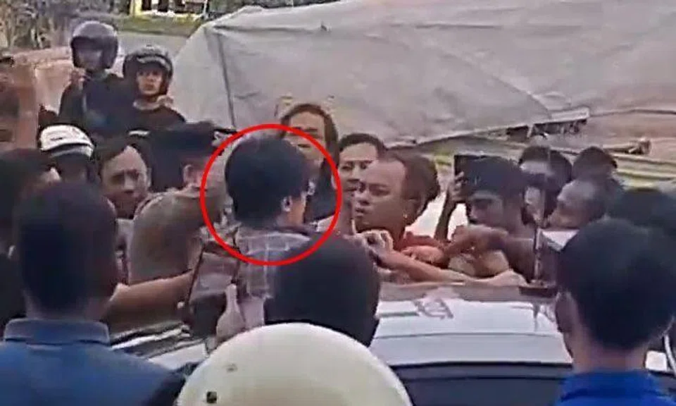 A Singaporean man almost became the target of a lynch mob in Batam on April 29 after he was suspected of trying to kidnap a child.