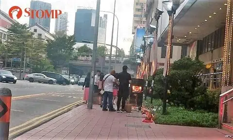 Stomper Van shared photos of a group of people burning offerings on the side of Eu Tong Seng Street on Aug 16 at around 6.30pm.