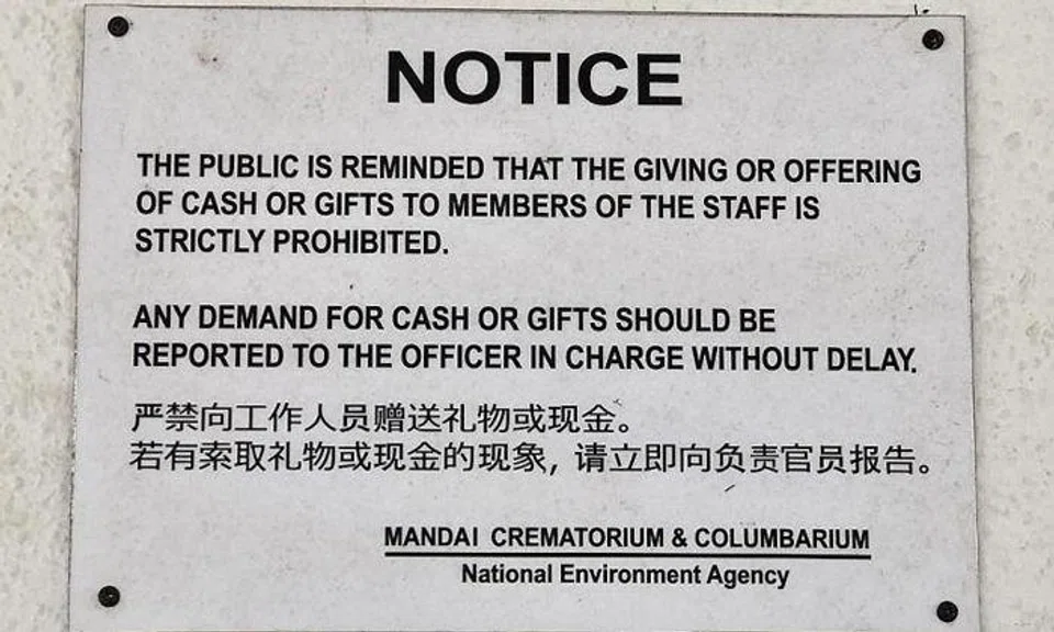 A notice at Mandai Crematorium and Columbarium reminding the public not to offer cash or gifts to members of the staff. PHOTO: SHIN MIN DAILY NEWS