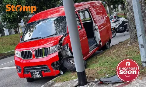 Police looking for van driver who crashed into traffic light pole at Saujana Road