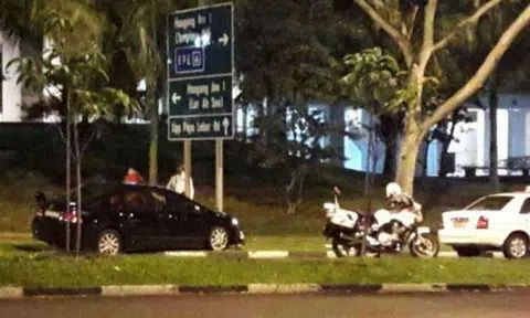 Car chase from Simei to Hougang ends after vehicle crashes into road sign before two suspects flee on foot