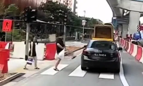 Man tries to kick car for blocking his way on zebra crossing in Tengah