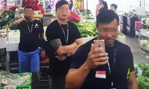 Jurong West stall owner's wife brandishes knife after debt collectors accuse her of owing $20k