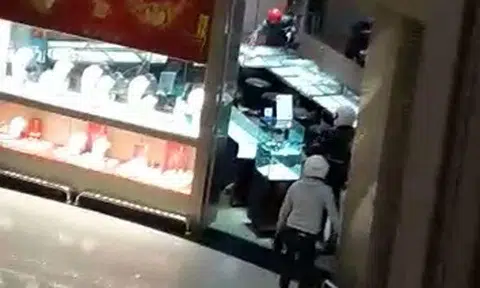 Armed robbers strike jewellery store in Malaysian shopping mall