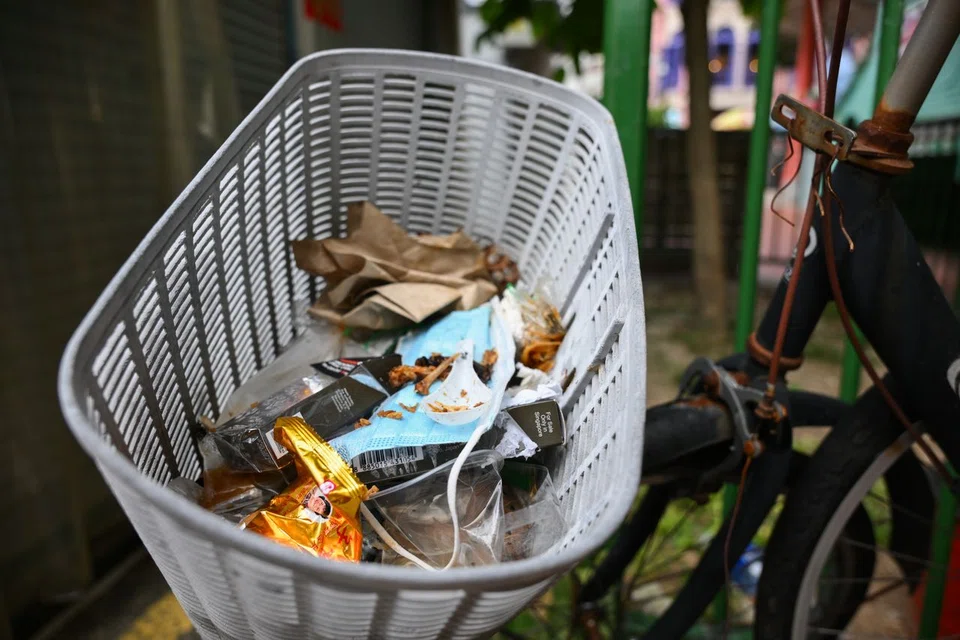Litter found in a bicycle basket near Chinatown Complex on Aug 27.