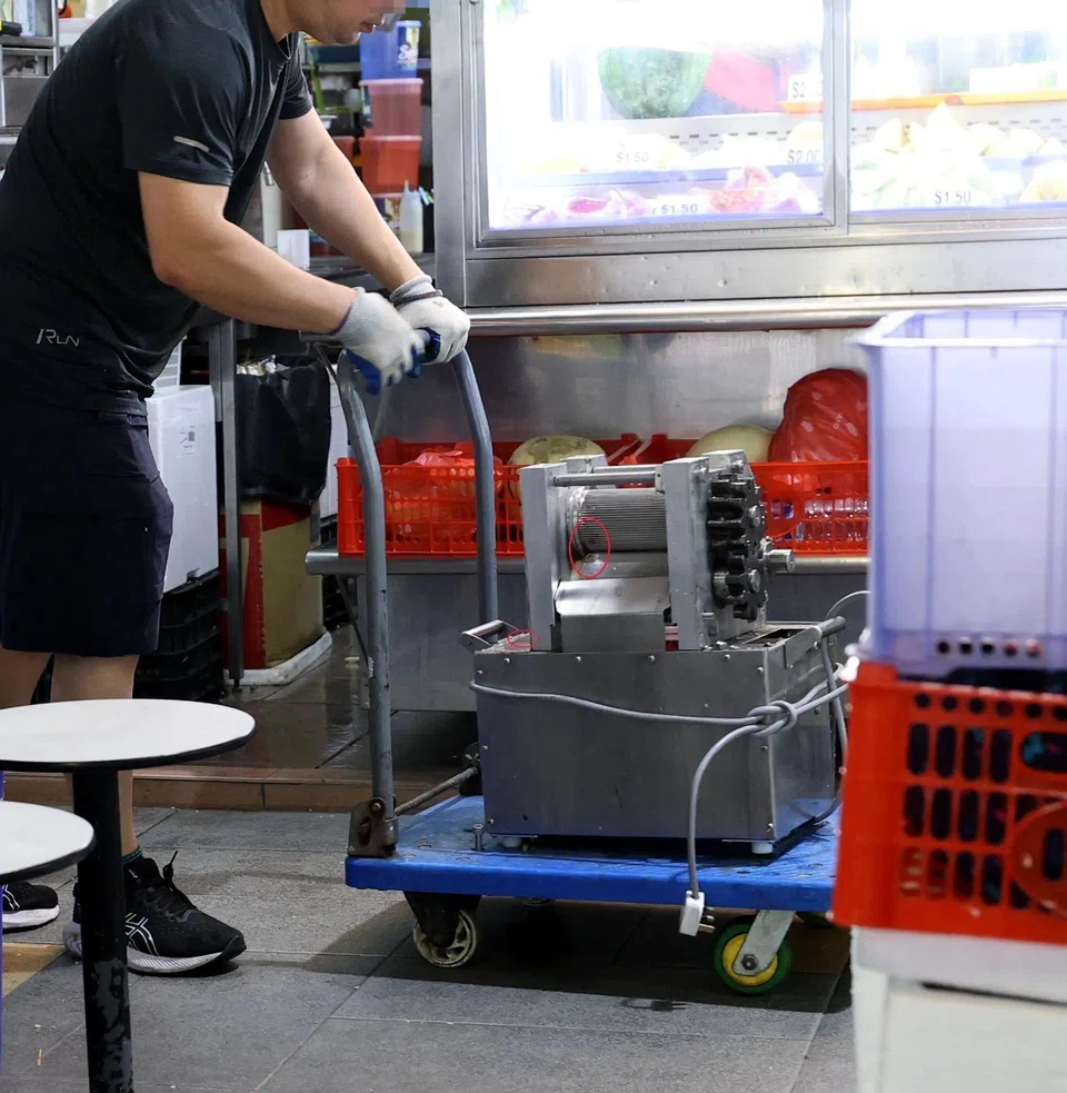 According to Shin Min Daily News, the person is a female employee at a juice stall and is receiving treatment at the hospital for injuries to three of her fingers.