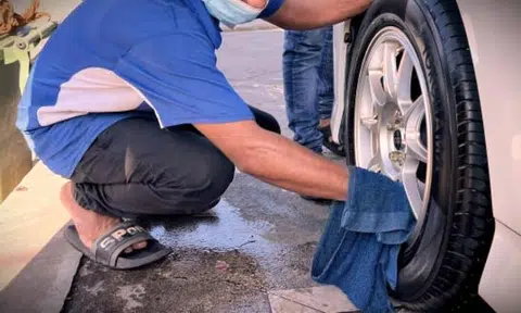 JB car wash allegedly prioritises S'pore-registered vehicles over M'sian ones, local authorities not having it