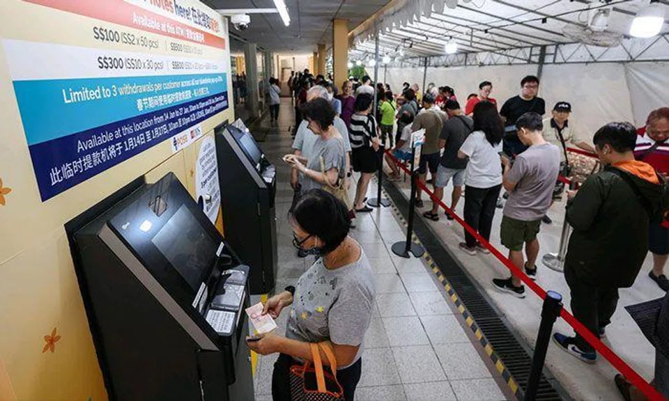 Rain doesn't stop Singaporeans from queueing for hours to secure crisp banknotes for CNY